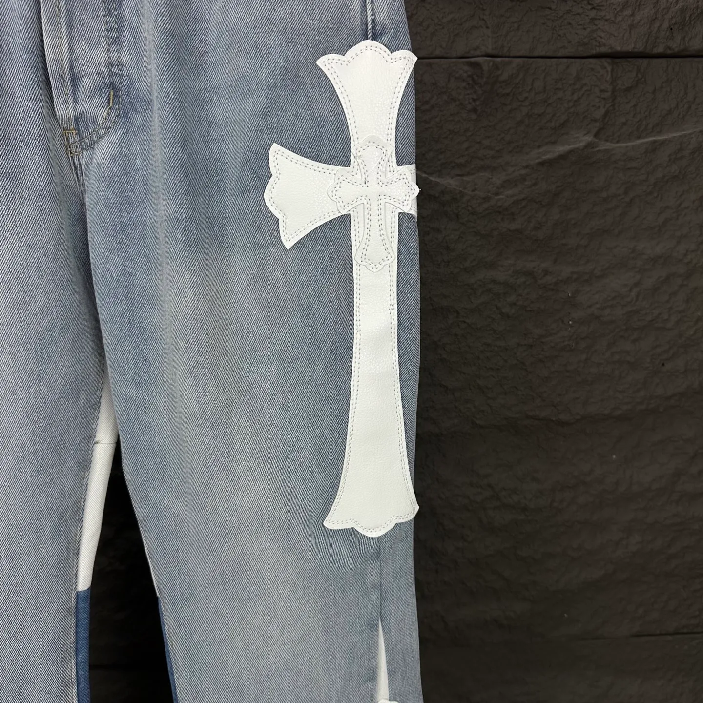 P290 GALLERY DEPT. Co-branded 2025 new multi-stitched cross patch leather couple style loose washed flared jeans 🔥High version🔥High version🔥 Top ceiling quality Styles with different washed textures are very friendly to people with thin legs and thick legs. The straight version is very flattering to the leg shape. Moderate length that never goes out of style, easy to match with casually, basic styling for various styles, a must-have in the wardrobe! The fabric is stiff but also makes the upper body soft without losing texture. The washing process is even more perfect. It is a must-have item for everyone! ! ! Washed wheat, hang tag, pants label, complete with three labels Color: light blue Size: 28, 30, 32, 34, 36 (five sizes)
